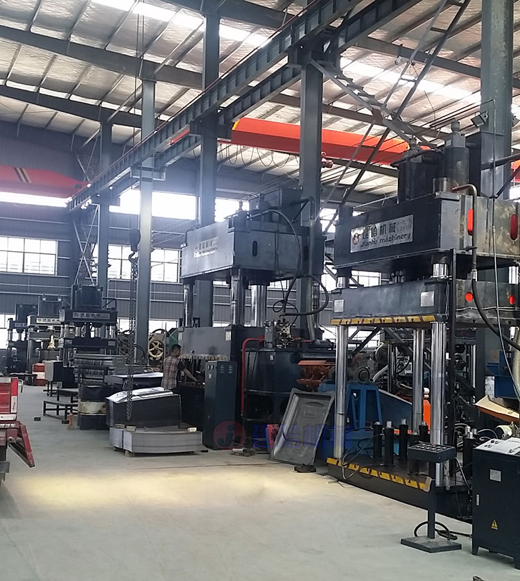 山東我们電動車擋闆成型液壓機現場圖